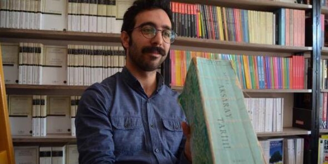 Çöpten topladığı kitaplarla, okumayı sevdirmeye çalışıyor