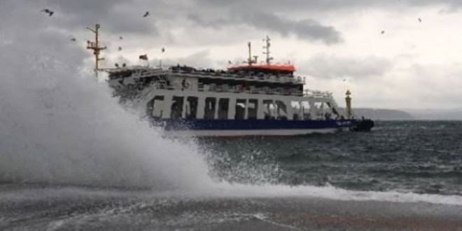 Gökçeada feribot seferlerine fırtına engeli