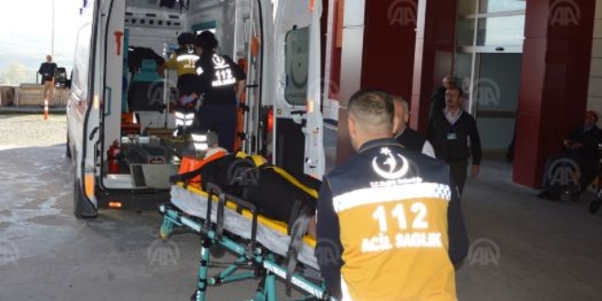 Dereye düşen otomobildeki 2 öğretmen ağır yaralandı