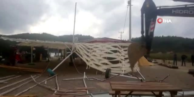 Akbük Koyu'nda kaçak yapılar yıkılıyor