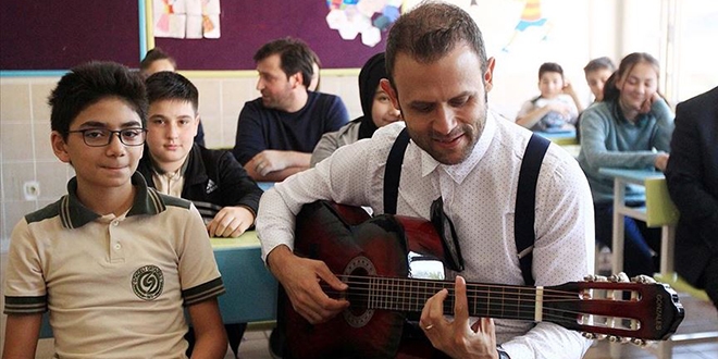 Bestekar öğretmen albüm geliriyle müzik atölyesi kurdu