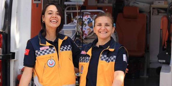 Hem�ire anne, 'ekip amiri' doktor k�z�yla 112 mesaisinde