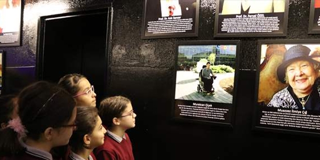 ��renciler uzay� ve bilimi okul koridorunda ��reniyor