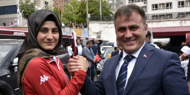 Dünyanın bileğini büküp asker selamı verdi