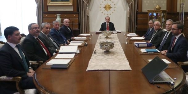 Arınç, KHK'nın değil uygulamaların facia olduğunu belirtmiş