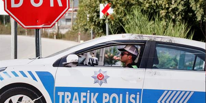 Hırsızlar maket trafik aracının tepe lambası ve aküsünü çaldı