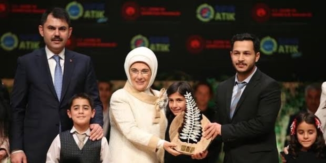 Pet şişelerden duvar ören öğretmenlere ödül
