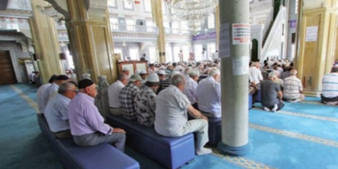 Camileri sandalye ile doldurup kiliseye çevirdiler