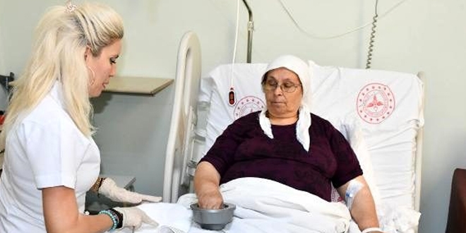 Devlet hastanesinde hastalara kişisel bakım