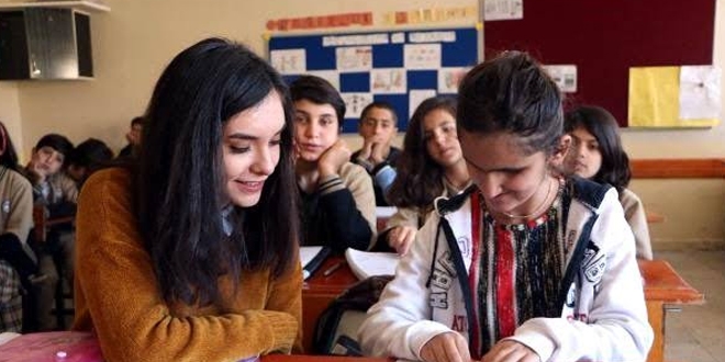 Reyhan öğretmen, görmeyen öğrencisine ışık oldu