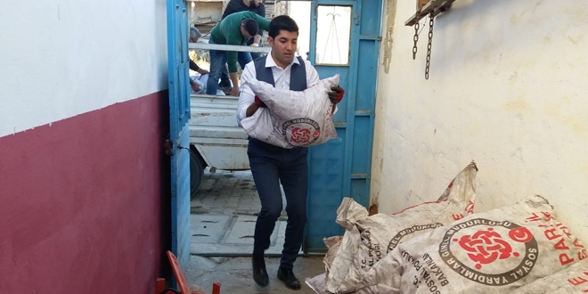 Kaymakam, kömürleri kendi eliyle dağıttı