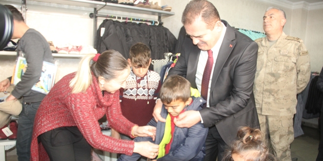 Vali, muhtaç çocukları kendi elleriyle giydirdi