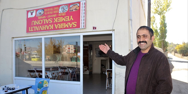 İşleri ters gidince tabelayı da ters çevirdi