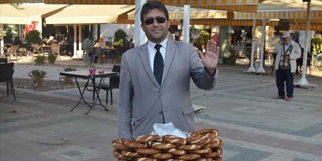 'Kravatlı simitçi' 18 yıldır mesaisini aksatmıyor