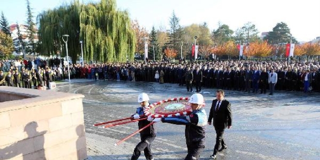Bolu'da 10 Kasım töreninde çelenk polemiği