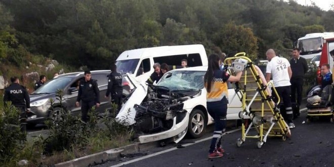 Çankırı'da hafif ticari araç ile otomobil çarpıştı: 3 ölü