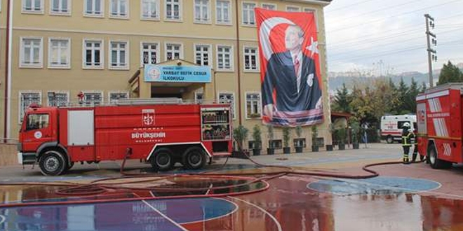 Kocaeli'de bahesindeki prefabrik yanan okul tatil edildi