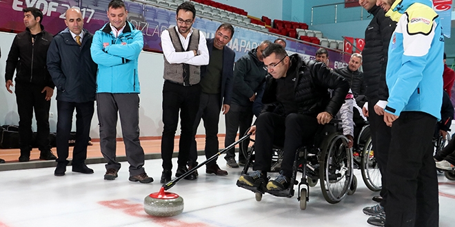 Erzurum Valisi, tekerlekli sandalyede curling oynad