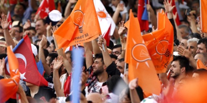 Ak Parti'li yetkilinin sözlerinin ardından iki isim istifa etti