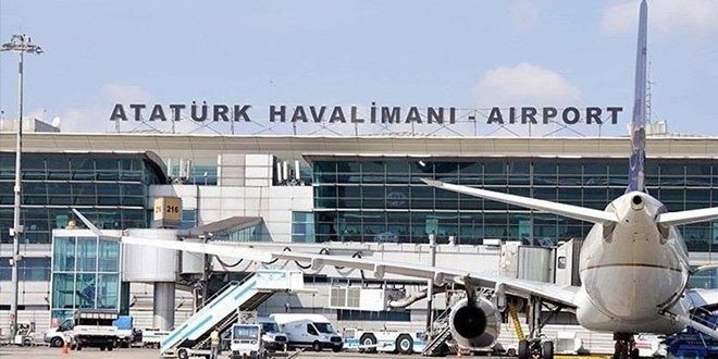 Uçağın iniş takımları arasına bacağı sıkıştı