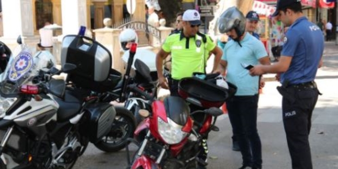Ceza yazılan ehliyetsiz sürücü motosikleti yaktı