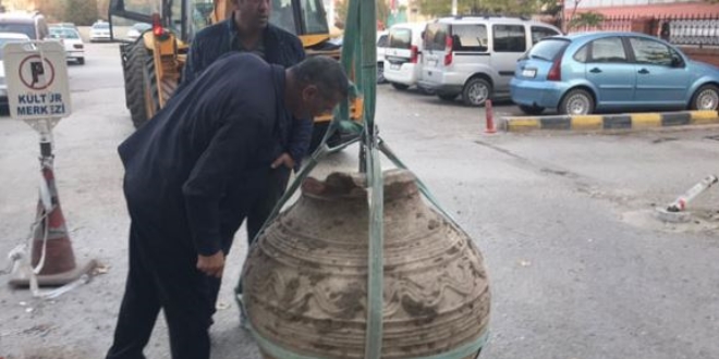 Tarlasını sürerken, bin yıllık pitos buldu