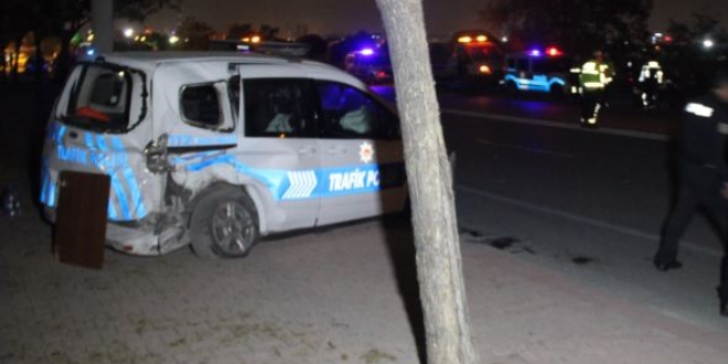 Polis aracına otomobil çarptı: 2'si polis, 3 yaralı