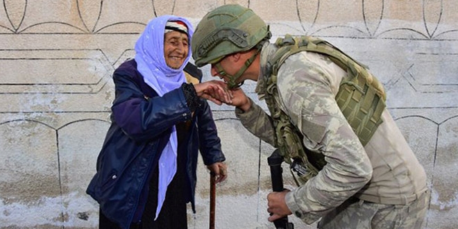 MSB, yaşlı kadının elini öpen mehmetçiğin fotoğrafını paylaştı