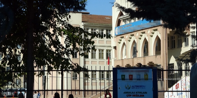 Öğretmen, öğrencileri taciz iddiasıyla tutuklandı