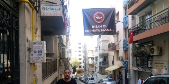 O pankartı gören sürücüler kornaya basmadı
