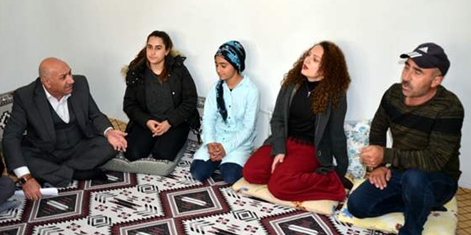 ��retmenler kap� kap� gezip k�z ��rencileri okula kazand�r�yor