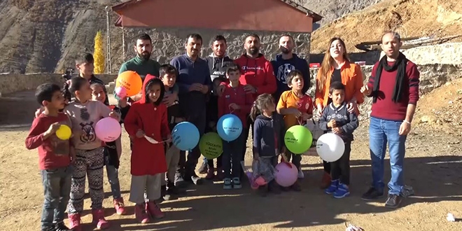 Bitlis'te köy köy gezip çocuklara hediye dağıtıyorlar