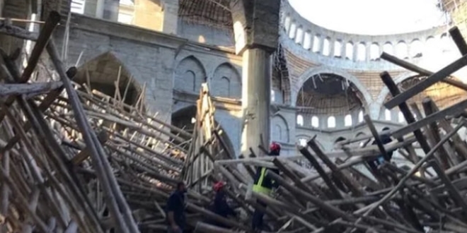 Cami inşaatında çöken iskelenin altında kalan mühendis aranıyor