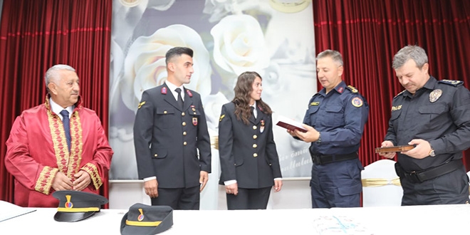 Astsubay çift, üniformalarıyla dünyaevine girdi