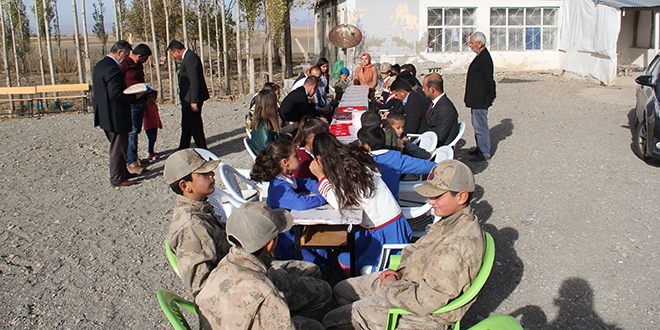 Asker �niformal� ��rencilerden �ehit ailesine ziyaret