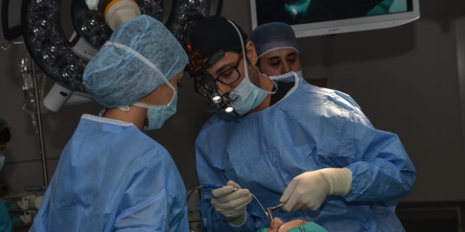 T�rk doktor ameliyat etti, 350 yabanc� doktor izledi