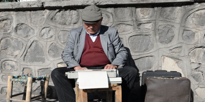 Arzuhalcilik yaparak 8 �ocu�unu okutup, evlendirdi