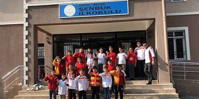 Futbol takımlarından köy okulu öğrencilerine destek