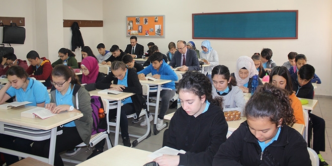 Kaymakam, öğrencilerle kitap okudu