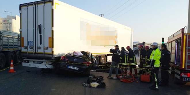 Otomobil, TIR'�n alt�na girdi: 3 �l�, 1 yaral�