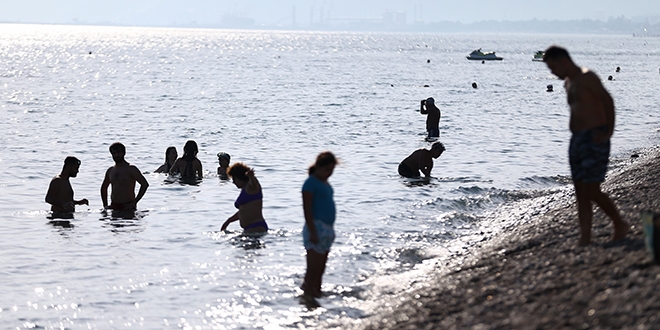 Antalya'da tatilciler kasımda deniz keyfi yaptı