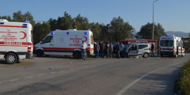 Bursa'da iki ara� kafa kafaya �arp��t�: 10 yaral�