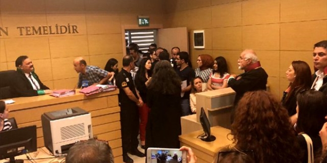 Avukatın etek boyuna karışan hakim göreve döndü