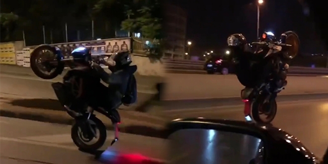Motosikletli maganda mega kentte trafii birbirine katt