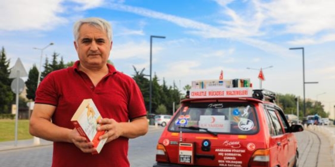 Sınıf öğretmeni, otomobiliyle 5 yılda 20 bin kitap dağıttı