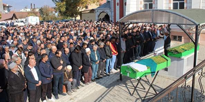 Cami imam ve ailesi kazada hayatn kaybetti