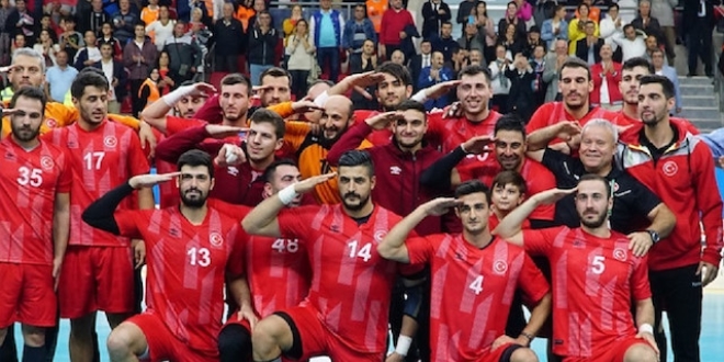 Yunan takımı, asker selamı veren Türk Hentbolcu'nun sözleşmesini feshetti