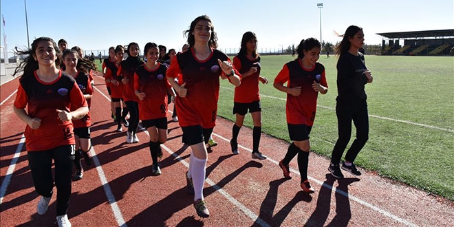 Yetenei kefedilen Diyarbakrl kzlarn futbol ak