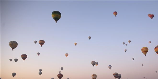 Turistler Kapadokya'y 4 mevsim balonla kefediyor