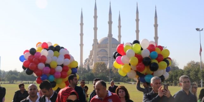 Adana'da öğretmenler 3 bin balon uçurdu